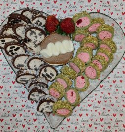 מגש סושי שוקולד/פירות משולב עוגה אישית - לב זכוכית