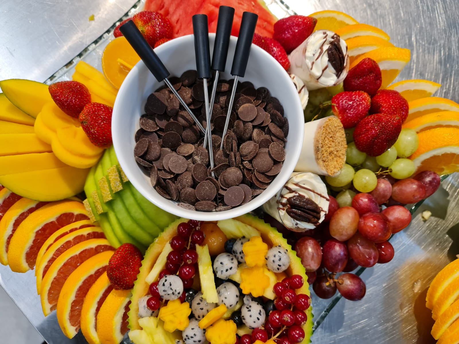 סלסלת פירות ושוקולד – שילוב מנצח לארוחה מפנקת